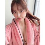 花咲れあ、レアなポニーテールで美谷間チラリ