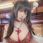 伊織もえ、キツネ巫女コスプレでむちむちボディ披露！