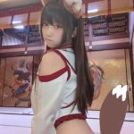 伊織もえ、キツネ巫女コスプレでむちむちボディ披露！