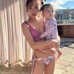 板野友美、娘とお揃いの水着2ショット！「なんて可愛い」「ママとは思えないスタイル」と歓喜の声も