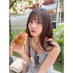 黒嵜菜々子（Peel the Apple）、胸チラタンクトップ姿の『もぐもぐ』ショットが可愛すぎる！