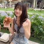 黒嵜菜々子（Peel the Apple）、胸チラタンクトップ姿の『もぐもぐ』ショットが可愛すぎる！