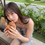 黒嵜菜々子（Peel the Apple）、胸チラタンクトップ姿の『もぐもぐ』ショットが可愛すぎる！