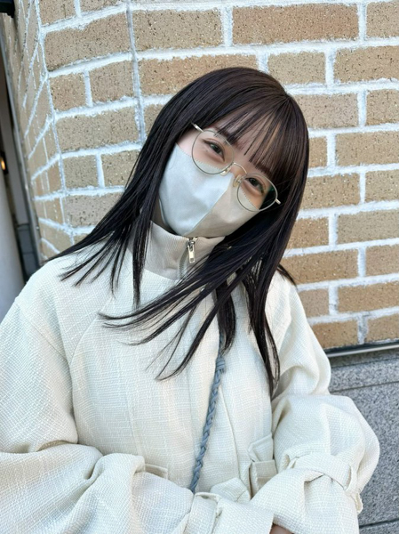 元ニジマス・来栖りん、黒髪丸メガネショットで萌え袖披露！ファンから歓喜の声ぞくぞく