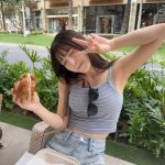 黒嵜菜々子（Peel the Apple）、胸チラタンクトップ姿の『もぐもぐ』ショットが可愛すぎる！