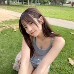 黒嵜菜々子（Peel the Apple）、胸チラタンクトップ姿の『もぐもぐ』ショットが可愛すぎる！