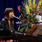川嶋あい、卒業式に「旅立ちの日に…」を歌いに行くサプライズライブ企画が今年もスタート