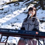 川嶋あい、卒業式に「旅立ちの日に…」を歌いに行くサプライズライブ企画が今年もスタート