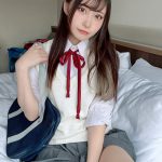 コスプレイヤー・芽衣、制服コスプレでM字開脚！ベッド上で下着丸見えに