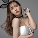 三上悠亜、極上のバニーガール姿で春節をお祝い