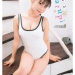 まるぴ、チューブトップ水着で透明美ボディ大胆披露！＜週刊少年チャンピオン＞