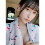 #2i2・森嶋あんり、胸元が刺激的なセクシー自撮りで誘惑