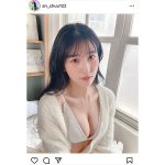 #2i2・森嶋あんり、透明肌で魅了する水着オフショット公開