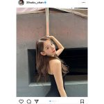 宮脇咲良、美肩見せの黒ワンピース姿に歓喜の声ぞくぞく！