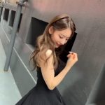 宮脇咲良、美肩見せの黒ワンピース姿に歓喜の声ぞくぞく！