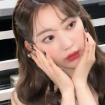 宮脇咲良、美肩見せの黒ワンピース姿に歓喜の声ぞくぞく！