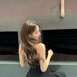 宮脇咲良、美肩見せの黒ワンピース姿に歓喜の声ぞくぞく！