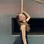 宮脇咲良、美肩見せの黒ワンピース姿に歓喜の声ぞくぞく！