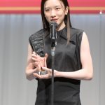 【写真特集】永野芽郁、黒のノースリーブ姿でニッコリ「これからも輝ける人であるように努力したい」と喜びを語る＜第34回日本ジュエリーベストドレッサー賞＞