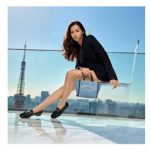 中条あやみ、ジミー チュウの2023年スプリングコレクションを披露