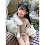 七瀬リズ、超ミニニットから太もも大胆披露！