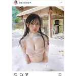 似鳥沙也加、泡まみれのセクシーショットで下乳あらわに！