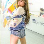 【写真特集】小町ねね、圧倒的太ももで悩殺する超ミニデニムコーデ披露！＜東京オートサロン 2023＞