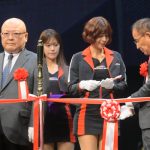 東京オートサロン2023、オープニングセレモニーにイメージガール「A-class」が登場！圧巻の脚線美で魅了