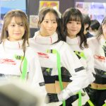 【写真特集】荒井つかさ、美桜、相沢菜月、涼雅がお腹見せコスチュームで釘付けに！＜東京オートサロン2023＞
