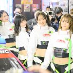 【写真特集】荒井つかさ、美桜、相沢菜月、涼雅がお腹見せコスチュームで釘付けに！＜東京オートサロン2023＞