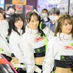 【写真特集】荒井つかさ、美桜、相沢菜月、涼雅がお腹見せコスチュームで釘付けに！＜東京オートサロン2023＞