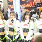 【写真特集】荒井つかさ、美桜、相沢菜月、涼雅がお腹見せコスチュームで釘付けに！＜東京オートサロン2023＞