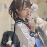 桜井もも、セーラー服姿でお腹チラリ「正にあざとい仕草！」