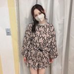 SKE48・佐藤佳穂「ちゃんと着てる？」、ヒヤヒヤさせる全身ベージュコーデで魅了