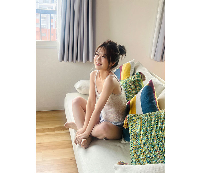 AKB48・篠崎彩奈、誕生日に美肩のぞかせたポートレート公開