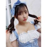 #2i2・十味、ベーカリー衣装でデコルテ披露！