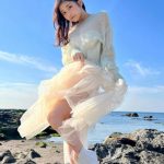 #2i2・十味、実はスケスケなニットコーデで美谷間＆太ももチラリ！