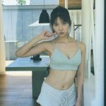 AKB48・谷口めぐ、くびれライン＆お腹見せる写真集オフショットで釘付けに！
