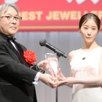 【写真特集】田中みな実が、背中開きの純白ドレスコーデで魅了!「またこの会場に呼んでいただけるように、輝きを放っていきたい」<第34回日本ジュエリーベストドレッサー賞>