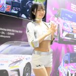 【写真特集】コスプレイヤー・根岸しおり、黒髪ショートが映える白コスチュームで魅せる脚線美！＜東京オートサロン 2023＞