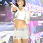【写真特集】コスプレイヤー・根岸しおり、黒髪ショートが映える白コスチュームで魅せる脚線美！＜東京オートサロン 2023＞