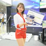 【写真特集】神崎さとみ、スラリと伸びた美脚で来場者を釘付け！＜東京オートサロン2023＞