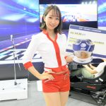 【写真特集】神崎さとみ、スラリと伸びた美脚で来場者を釘付け！＜東京オートサロン2023＞