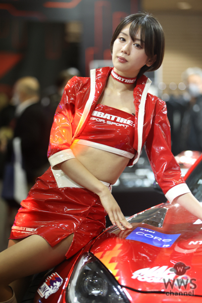 【動画】レースクイーン・新唯、赤のミニスカ衣装でSHIBATIRE MOTOR SPORTブースに登場！＜東京オートサロン2023＞
