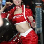 【動画】レースクイーン・新唯、赤のミニスカ衣装でSHIBATIRE MOTOR SPORTブースに登場！＜東京オートサロン2023＞