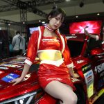 【動画】レースクイーン・新唯、赤のミニスカ衣装でSHIBATIRE MOTOR SPORTブースに登場！＜東京オートサロン2023＞