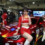 【動画】レースクイーン・新唯、赤のミニスカ衣装でSHIBATIRE MOTOR SPORTブースに登場！＜東京オートサロン2023＞