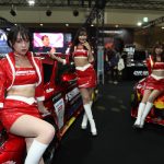 【動画】レースクイーン・新唯、赤のミニスカ衣装でSHIBATIRE MOTOR SPORTブースに登場！＜東京オートサロン2023＞
