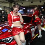 【動画】レースクイーン・新唯、赤のミニスカ衣装でSHIBATIRE MOTOR SPORTブースに登場！＜東京オートサロン2023＞