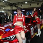 【動画】レースクイーン・新唯、赤のミニスカ衣装でSHIBATIRE MOTOR SPORTブースに登場！＜東京オートサロン2023＞